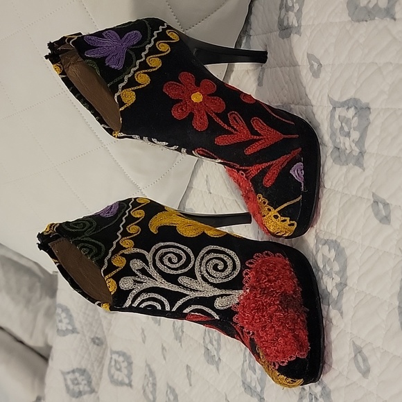 Boots - Picture 2 of 7